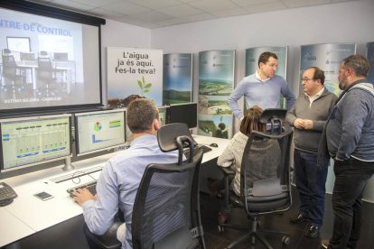 De peu, Ordeig, Iceta i Silveri Caro, del PSC de Tàrrega, a la sala de control d’ASG a la ciutat.