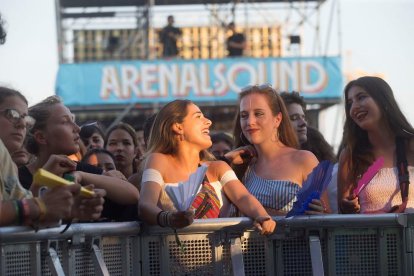 Alguns dels assistents al Festival Arenal Sound a Borriana, amb concerts fins demà.