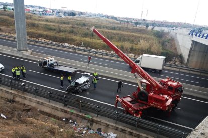 El coche chocó contra un muro de la rotonda de Les Gavarres y se precipitó al vacío sobre la autovía A-7.