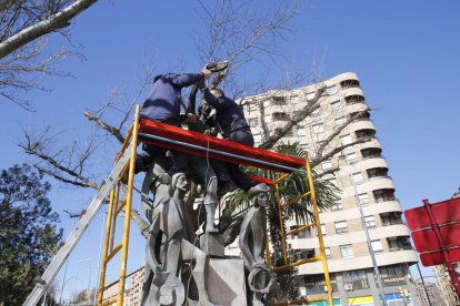 Les obres de restitució del braç trencat de Gaspar de Portolà.