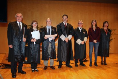 Els tres advocats homenatjats ahir pels quaranta anys d’exercici a l’acte celebrat a l’Auditori.