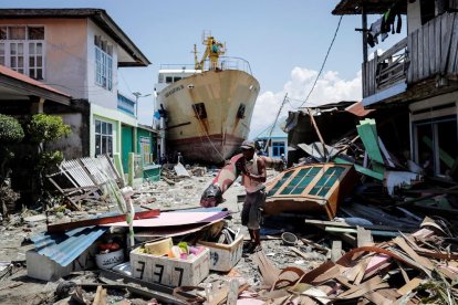 Un barco varado en una calle de Palu por el tsunami, ayer.