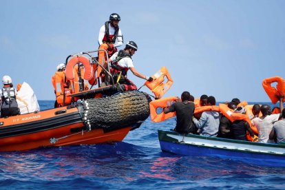 Tripulants de l'Aquarius tracten d'ajudar una embarcació a la deriva.