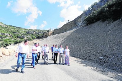 Reñé, en el centro, visitando la carretera de Castell de Mur con representantes políticos y técnicos.