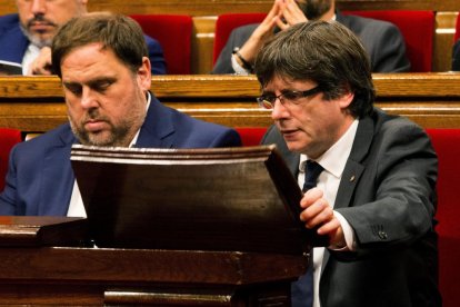 Oriol Junqueras y Carles Puigdemont en el Parlament en una imagen de archivo.