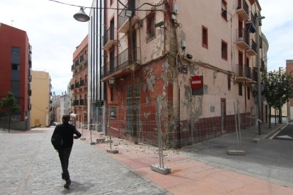 Tanquen un edifici al Barri Antic per seguretat