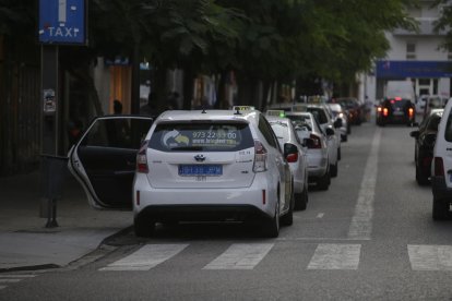 Un taxi en una parada con la nueva matrícula trasera azul, ayer en avenida Blondel. 