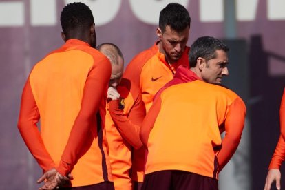 Busquets i Valverde, ahir en la sessió d’entrenament del FC Barcelona.