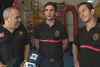 Els bombers sevillans Manuel Blanco, Julio Latorre i Quique Rodríguez.