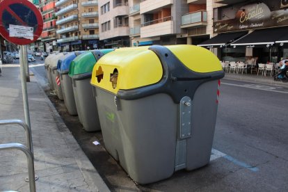 Contenedor repuesto en la calle Acadèmia ayer tras el incendio. 