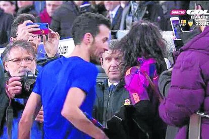 Busquets, amb la fan incondicional.