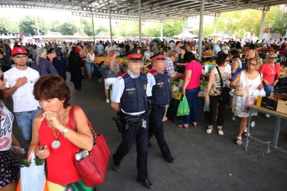 Dos mossos d’esquadra, patrullando ayer en el mercado semanal de Pardinyes. 