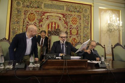 Larrosa  preside su primer pleno ordinario -  Fèlix Larrosa presidió ayer su primer pleno ordinario como alcalde de Lleida, al que no asistieron por motivos personales la primera teniente de alcalde, Montse Mínguez, ni el nuevo concejal Joan Que ...