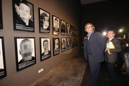 Tatxo Benet i el director del Museu de Lleida, Josep Giralt, davant les imatges del muntatge 'Presos polítics'.