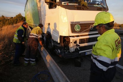 Operaris treballaven ahir a la tarda al camió accidentat a l’A-2 al seu pas per Lleida.