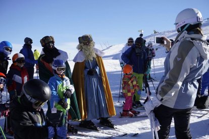 Els Reis Mags d’Orient van arribar ahir a Port Ainé per saludar els més petits.