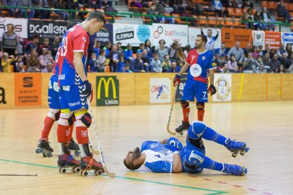 César Candanedo es queixa a terra d’un cop rebut, en una acció del partit d’ahir a l’Onze de Setembre.