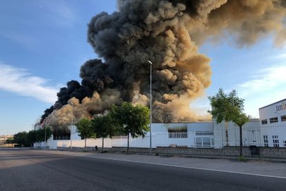 Un incendio quema parte de la nave de la panificadora de la bonÀrea en Guissona