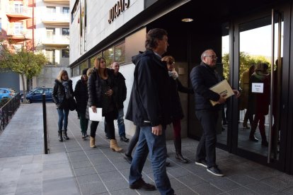 Els docents, al jutjat el 7 de novembre passat. En primer terme, el director d’Ensenyament a Lleida, Miquel Àngel Cullerés.