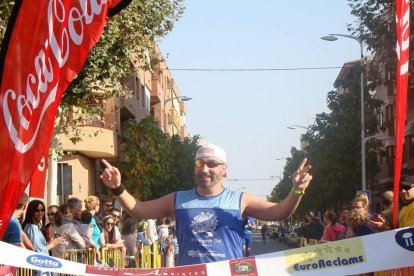 Iván entrando en la meta en una de las carreras de la Lliga Ponent.