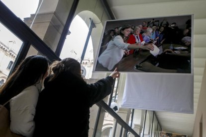 Las fotos de gran formato de la exposición se acabaron de colocar ayer en los claustros del Rectorado.