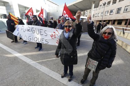 Una protesta aquest matí als jutjats de Lleida contra la citació de vuit mestres a la Seu d'Urgell.