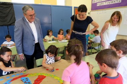 Ros y la concejal de Educación visitaron ayer las actividades en el colegio Pràctiques II. 