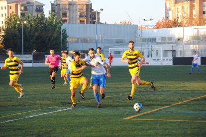 Un jugador del Mollerussa lluita amb un rival per aconseguir la pilota, ahir durant el partit.