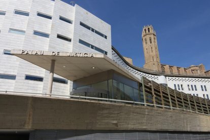 Vista de la entrada a la Audiencia Provincial de Lleida. 