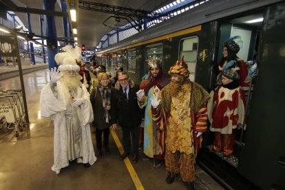 Els Reis, rebuts per les autoritats a peu de tren, l’any passat.