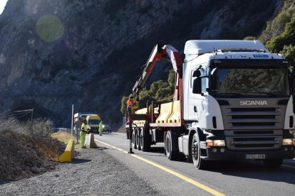 Operarios instalando barreras de seguridad en la C-14 ayer por la tarde.