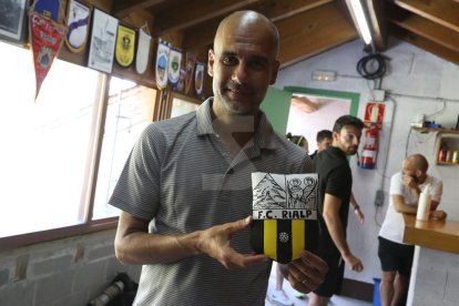 Pep Guardiola, entrenador del Manchester City, dirige el entrenamiento en su campus de Rialp