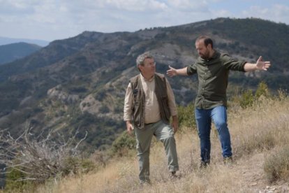 Sañé mostra al Peyu el paper de les carronyaires a la muntanya.