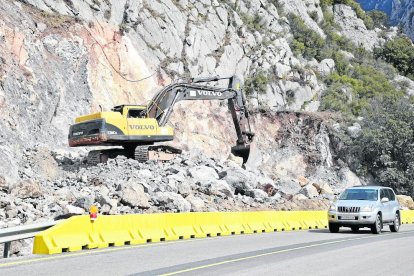 Operaris treballant a la boca nord del túnel de Tres Ponts.