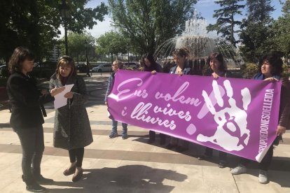 Integrantes de Dones de Lleida, ayer, poco antes de presentar la denuncia.