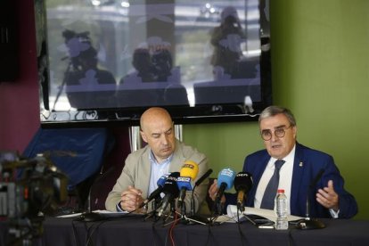 El alcalde de Lleida, Àngel Ros, y el teniente de alcalde Rafael Peris durante la presentación del balance del mayo festivo en la ciudad.