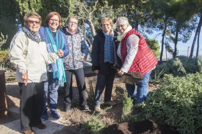 La presidenta amb part de la junta i l’alcaldessa durant l’acte celebrat ahir.