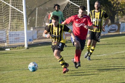 Un jugador de l’Angulària condueix l’esfèric després de desfer-se d’un rival.