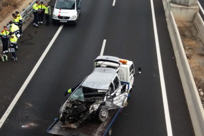 Imagen del vehículo, que se precipitó sobre la A-7.