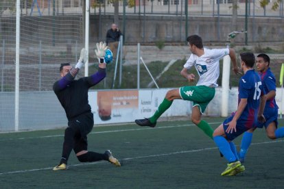 Un jugador del Balàfia supera el porter de l’Albi en una acció del partit, aconseguint un dels quatre gols.