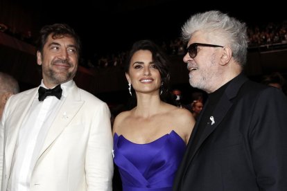 Bardem y Almodóvar acompañaron a Penélope Cruz en la gala.