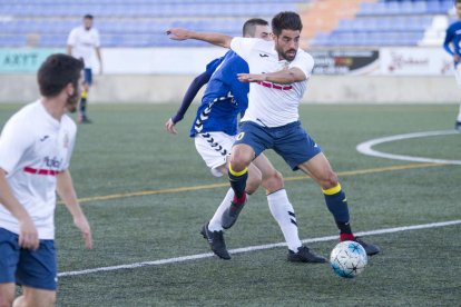 Un jugador del Borges protegeix la pilota davant la pressió d’un contrari, ahir durant el partit.