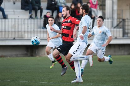 Una acció del partit d’ahir entre l’EFAC Almacelles i el Manresa.