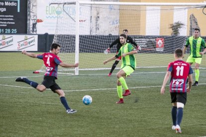 Sergi Solé intenta un xut davant l’oposició d’un rival durant el duel d’ahir a casa.