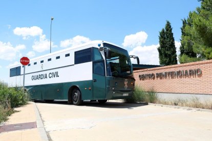 Furgón de la Guardia Civil con los presos independentistas, ayer, a su llegada a la cárcel aragonesa de Zuera.