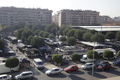 Vista del mercadillo del Barris Nord, que se celebra els dissabtes. I el de Camps d’Esports, els dijous.