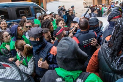 Dos manifestants detinguts i un mosso ferit en un desnonament a Lleida