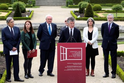 Els mediadors internacionals, durant la lectura de la Declaració d’Arnaga, que posa fi a ETA.