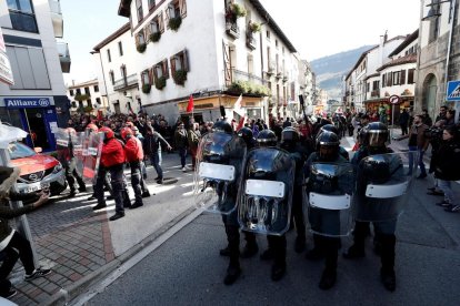 Efectius de la Guàrdia Civil i la Policia Foral al costat d’assistents a l’acte celebrat a Altsasu.