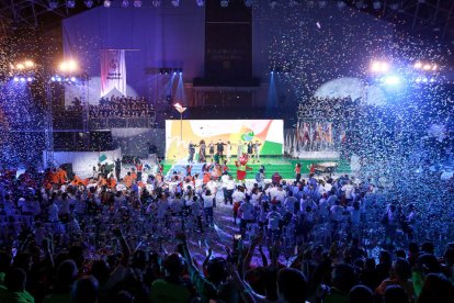 Un momento de la ceremonia inaugural, que se celebró ayer en el pabellón de Andorra la Vella, totalmente lleno de público.